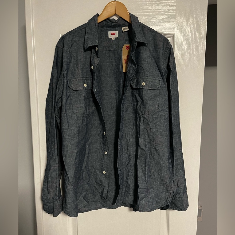 Chambray Levi’s collared shirt